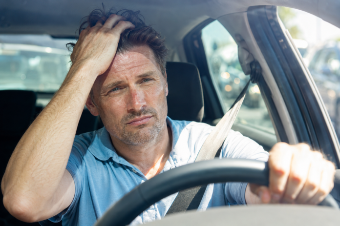 Mikro-Schlaf durch Hitze Warum ein zu warmes Auto so gefährlich wird wie Alkohol am Steuer Mikro-Schlaf durch Hitze Warum ein zu warmes Auto so gefährlich wird wie Alkohol am Steuer